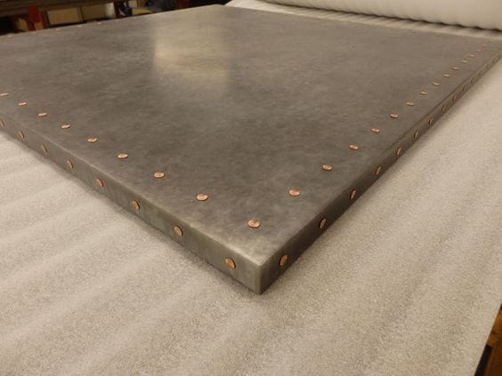 Plateau de table en zinc patiné clair avec rivets en cuivre
