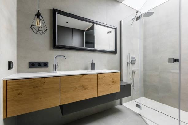 Douche en béton dans la salle de bain